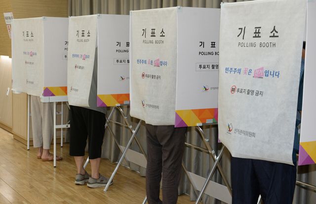 제9회 전국동시지방선거일이었던 지난 3일 울산 울주군 소재 한 투표소에서 유권자들이 소중한 한 표를 행사하고 있다. [사진제공=뉴시스]