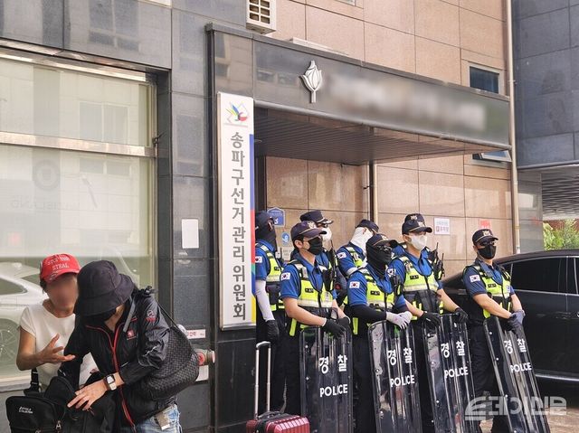 서울 송파구 잠실7동 제2투표소에서 송파구 선거관리위원회 앞으로 이동한 시위 참가자가 목소리를 높여 항의하고 있다. ⓒ투데이신문<br>