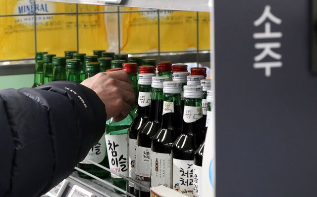 서울의 한 대형마트에서 시민이 소주를 고르고 있다. [사진제공=뉴시스]