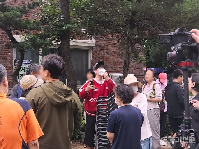 9시 10분경&nbsp;서울 송파구 잠실7동 제2투표소 일대에서&nbsp;경찰이 철수한 뒤 시위 참가자들이 향후 대응 방안을 논의하고 있다.&nbsp;ⓒ투데이신문<br>