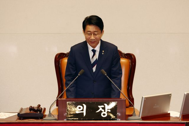 조정식 신임 국회의장이 5일 서울 여의도 국회에서 열린 본회의에서 당선인사 후 의장석에 올라 회의를 주재하고 있다. [사진제공=뉴시스]