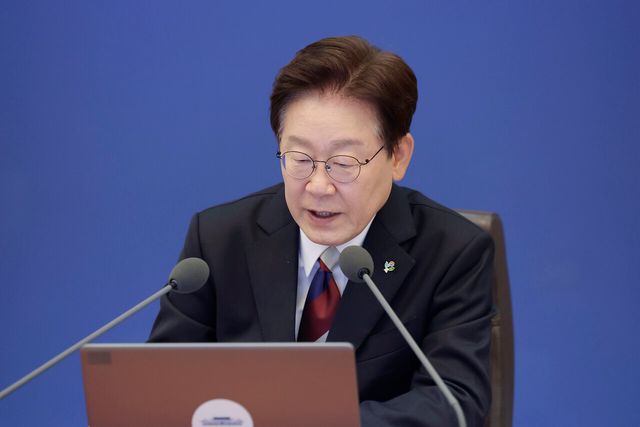 이재명 대통령이 지난 4일 청와대에서 진행된 수석보좌관회의에 참석해 있다. [사진제공=뉴시스]