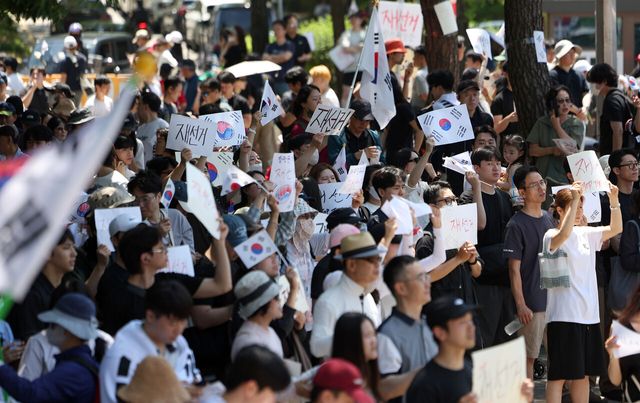 제9회 전국동시지방선거 투표용지 부족 사태에 항의하며 개표소 봉쇄 시위를 이어가는 시민들이 6일 서울 송파구 올림픽공원 핸드볼경기장에 설치된 개표소 앞에서 재선거를 요구하고 있다. [사진제공=뉴시스]