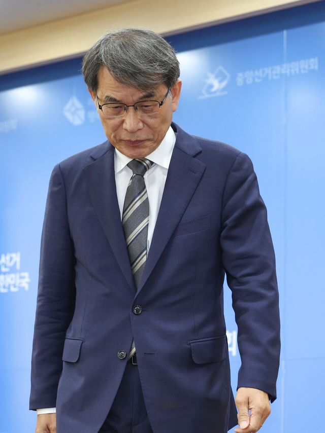 노태악 중앙선거관리위원장이 5일 경기 과천 중앙선거관리위원회 과천청사에서 대국민 사과문 발표를 마친 뒤 이동하고 있다. 노 위원장은 또한 이날 “모든 사태에 대한 책임을 통감한다”며 “중앙선관위원장 직에서 물러나겠다”고 밝혔다. 정치권에서는 노 위원장이 단순히 물러나는 것만으로 이번 사태가 근본적으로 해결되지 않을 것이라는 주장이 쏟아지고 있다. [사진제공=뉴시스]