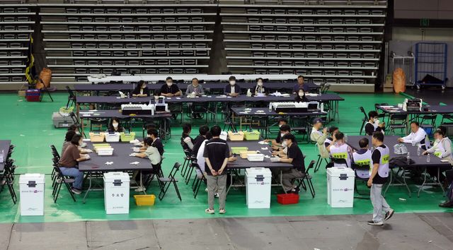 5일 전국동시지방선거 송파구 개표소인 서울 송파구 올림픽공원 핸드볼경기장에서 6·3 지방선거 투표용지 부족 사태를 겪은 서울 송파구 잠실7동 제2투표소 투표함(오른쪽 2개) 등이 도착해 있다. [사진제공=뉴시스]