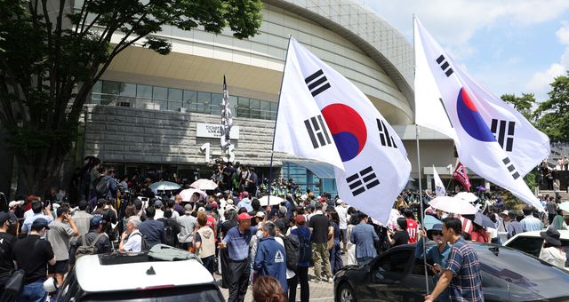 시민들이 5일 잠실7동 투표함 개표가 진행되고 있는 서울 송파구 올림픽공원 핸드볼경기장을 찾아 항의하고 있다. [사진제공=뉴시스]