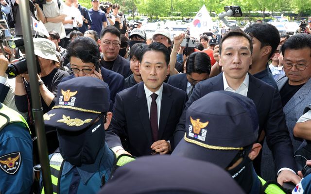 장동혁 국민의힘 대표 등이 5일 잠실7동 투표함 개표가 진행되고 있는 서울 송파구 올림픽공원 핸드볼경기장을 찾아 항의하고 있다. [사진제공=뉴시스]