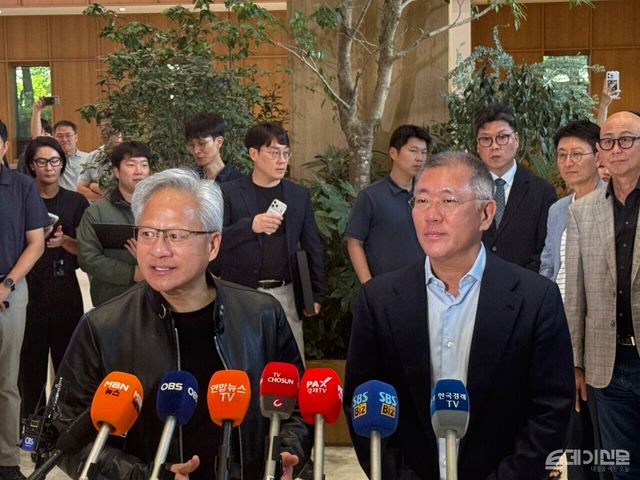 현대자동차그룹 정의선 회장과 엔비디아 젠슨 황 최고경영자(CEO)가 8일 서울 양재동 현대차 사옥에서 취재진의 질의에 답하고 있다.&nbsp;ⓒ투데이신문