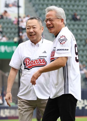 두산그룹 박정원 회장과 엔비디아 젠슨 황 최고경영자(CEO)가 지난 7일 서울 잠실야구장에서 시구 행사를 진행하고 있다. [사진=두산]