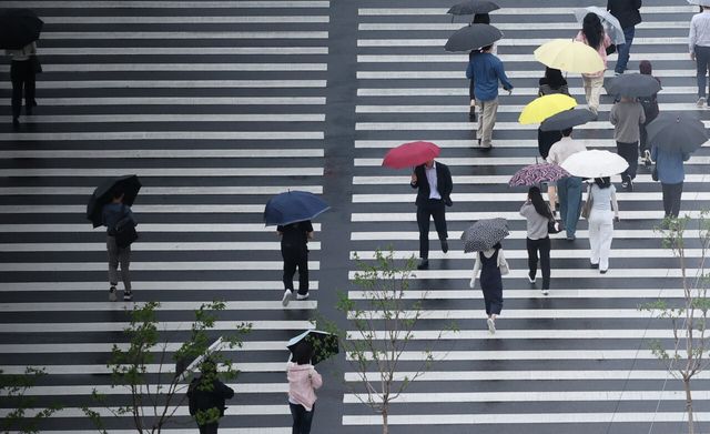 지난달 20일 서울 종로구 광화문광장 인근에서 시민들이 우산을 쓰고 출근길 걸음을 옮기고 있다. [사진제공=뉴시스]