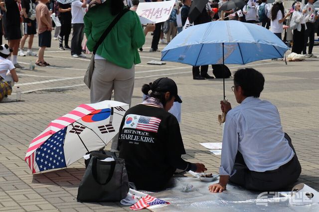 8일 서울 송파구 잠실 월드컵경기장 인근 핸드볼경기장 앞에서 시민들이 재선거와 선거제도 개편을 요구하며 집회를 이어가고 있다. ⓒ투데이신문<br>