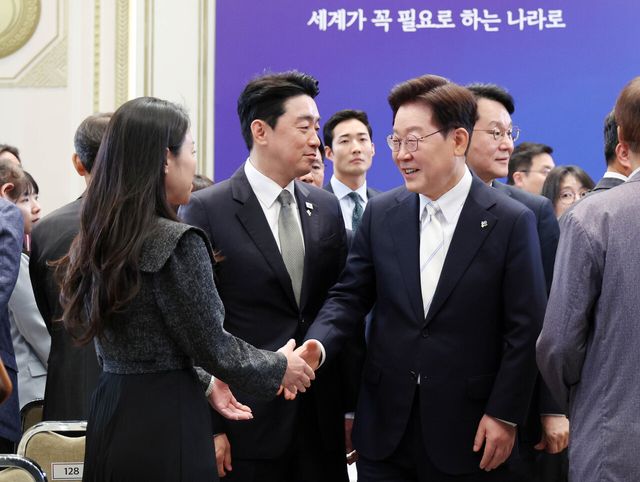 이재명 대통령이 8일 청와대 영빈관에서 열린 취임 1주년 기자회견을 마친 뒤 기자들과 인사하고 있다. [사진제공=뉴시스]