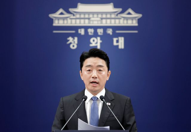 강훈식 비서실장이 7일 청와대에서 이재명 대통령 차기 국무총리 후보자로 한성숙 중소벤처기업부 장관 지명 관련 브리핑을 마친 뒤 질문을 받고 있다. [사진제공=뉴시스]