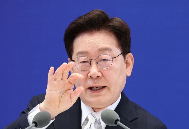 이재명 대통령이 8일 청와대 영빈관에서 열린 취임 1주년 기자회견 '대체불가 대한민국'에서 발언하고 있다. [사진제공=뉴시스]