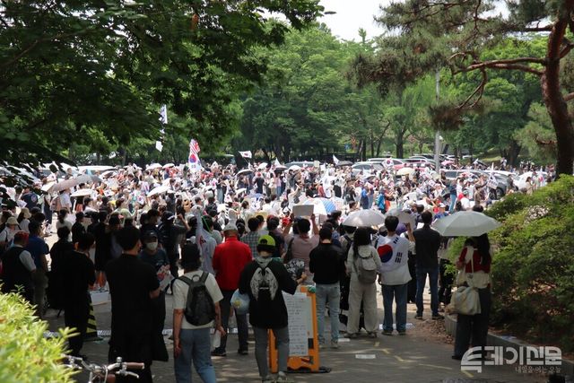 8일 서울 송파구 잠실 월드컵경기장 인근 핸드볼경기장 앞에서 시민들이 재선거와 선거제도 개편을 요구하며 집회를 이어가고 있다. ⓒ투데이신문<br>
