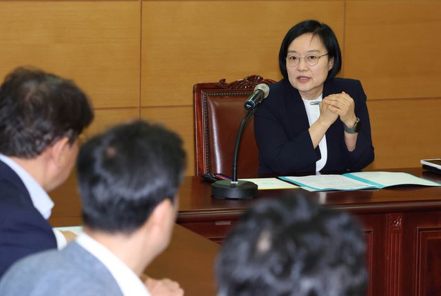 한성숙 국무총리 후보자가 8일 오전 서울 종로구 금융감독원 연수원에 마련된 인사청문회 준비사무실에서 준비단 첫 회의를 하고 있다. [사진제공=뉴시스]