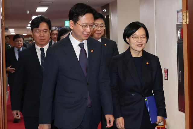 지난해 11월 25일 배경훈(왼쪽) 과학기술부총리 겸 과학기술정보통신부 장관과 한성숙 당시 중소벤처기업부 장관이 서울 종로구 정부서울청사에서 열린 국무회의에 참석하고 있다. [사진제공=뉴시스]