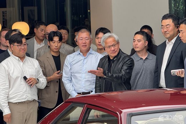 현대자동차그룹 정의선 회장과 엔비디아 젠슨 황 최고경영자(CEO)가 현대차 최초의 승용차 포니를 관람하고 있다.&nbsp;ⓒ투데이신문