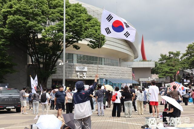 8일 서울 송파구 잠실 핸드볼경기장 앞에서 한 시민이 태극기를 흔들며 집회에 참여하고 있다.&nbsp;ⓒ투데이신문<br>