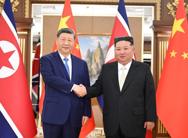 중국 시진핑(왼쪽) 국가주석이 8일 북한 평양 금수산 영빈관에서 북한 김정은 국무위원장과 정상회담에 앞서 악수하고 있다. [사진=신회/뉴시스]