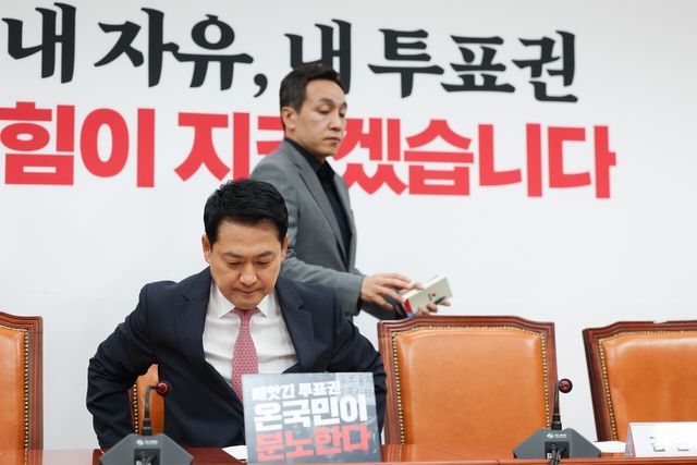 장동혁 국민의힘 대표가 8일 오전 서울 여의도 국회에서 열린 최고위원회의에서 자리에 앉고 있다. [사진제공=뉴시스]