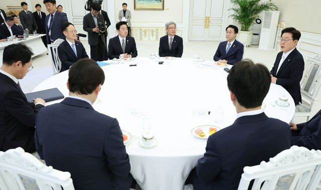 이재명 대통령이 지난 8일 청와대에서 열린 4부 요인 회동에서 발언하고 있다. [사진제공=뉴시스]<br>