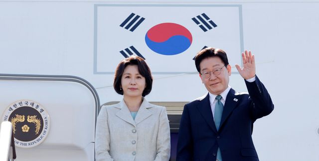 G7 정상회의 참석 계기로 유럽을 방문하는 이재명 대통령과 김혜경 여사가 9일 경기 성남공항에서 공군 1호기에 오르고 있다.&nbsp; [사진제공=뉴시스]<br>