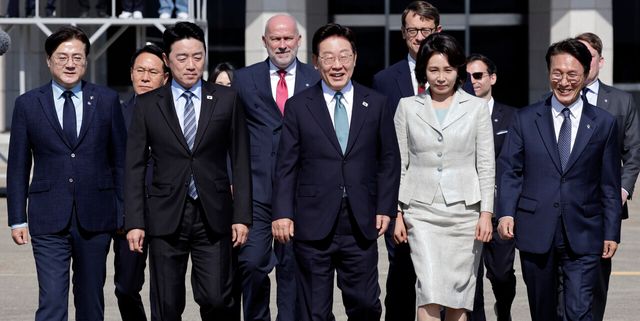 G7 정상회의 참석 계기 유럽을 방문하는 이재명 대통령과 김혜경 여사가 9일 경기 성남공항에서 공군 1호기로 향하고 있다. [사진제공=뉴시스]