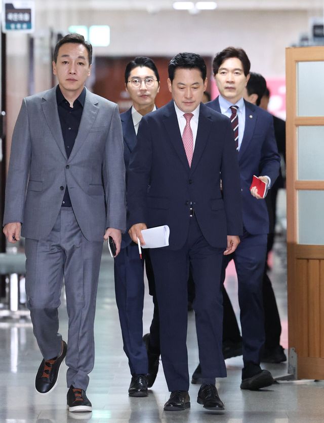 장동혁 국민의힘 대표가 8일 오전 서울 여의도 국회에서 최고위원회의에 참석하기 위해 이동하고 있다. [사진제공=뉴시스]