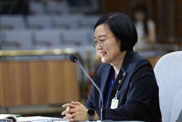 한성숙 국무총리 후보자가 6월 26일 오전 서울 여의도 국회에서 열린 국무총리(한성숙) 임명동의에 관한 인사청문 특별위원회 전체회의에서 질의에 답하는 도중 미소를 짓고 있다. [사진제공=뉴시스]