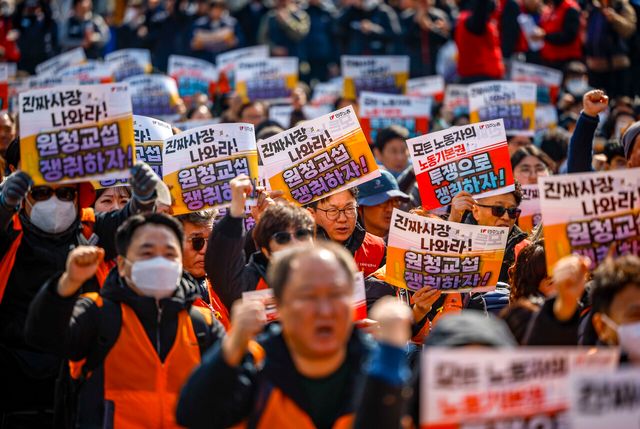 지난 3월 10일 서울 종로구 세종대로에서 열린 민주노총 투쟁 선포대회에서 참가 조합원들이 구호를 외치고 있다. [사진제공=뉴시스]