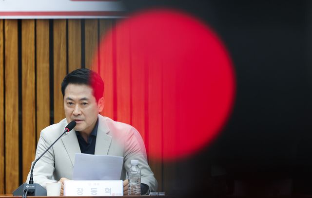 장동혁 국민의힘 대표가 지난달 30일 오후 서울 여의도 국회에서 열린 부정ㆍ무능 선관위 해체 수준의 쇄신 및 재선거 촉구를 위한 청년ㆍ대학생 시국 대토론회에서 발언하고 있는 모습. [사진제공=뉴시스]<br>