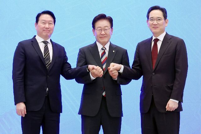 이재명 대통령과 이재용(오른쪽) 삼성전자 회장, 최태원 SK 회장이 29일 청와대 영빈관에서 열린 ‘대한민국 대도약 3대 메가프로젝트 국민보고회’에서 기념촬영을 하고 있다. [사진제공=뉴시스]<br>