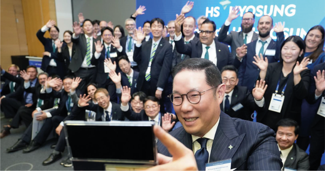 HS효성 조현상 부회장이 지난 4월 22일 저녁(현지시간) 독일 프랑크푸르트에서 열린 ‘HS효성나이트’에서 참석자 및 임직원과 기념촬영을 하고 있다. [사진=HS효성]