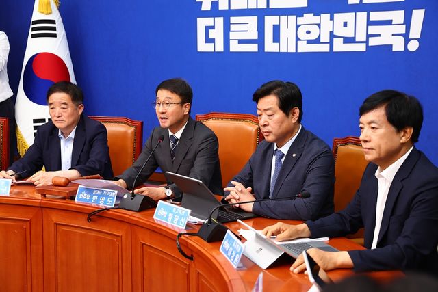 한병도 더불어민주당 대표 직무대행 겸 원내대표가 1일 오전 서울 여의도 국회에서 열린 최고위원회의에서 발언하고 있다. [사진제공=뉴시스]&nbsp;<br>