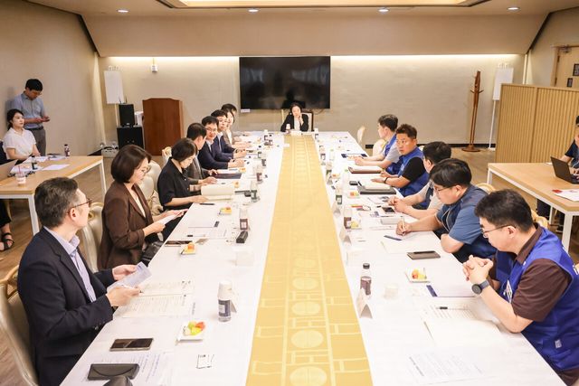 지난달 30일 정부서울청사에서 개최된 ‘2026년도 공무원보수위원회 1차 전체회의’의 모습. [사진제공=전국공무원노동조합]