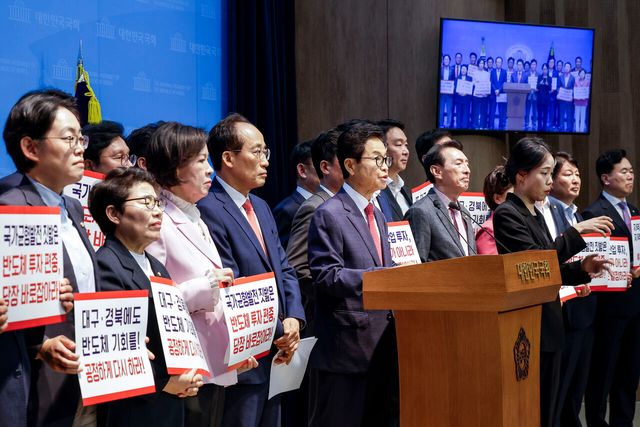 이철우 경북도지사 당선인이 지난 6월 29일 서울 여의도 국회 소통관에서 열린 호남권 반도체 대규모 팹 투자 발표 대응 당선인 국회 긴급 기자회견에서 발언하고 있다. [사진제공=뉴시스]<br>