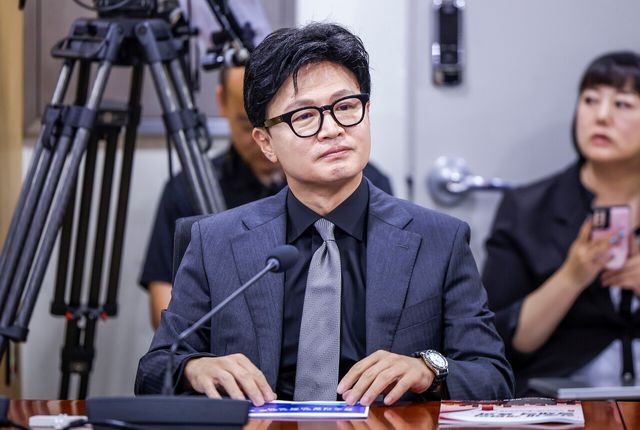 한동훈 무소속 의원이 1일 서울 여의도 국회 의원회관에서 열린 ‘상속세 개편의 경제적 효과’ 토론회에 참석해 있는 모습. [사진제공=뉴시스]<br>