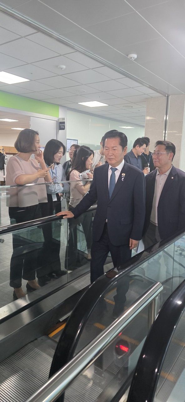 정청래 전 민주당 대표가 출마 선언을 하기 위해 국회 소통관 에스컬레이터로 이동하고 있다.&nbsp;ⓒ투데이신문
