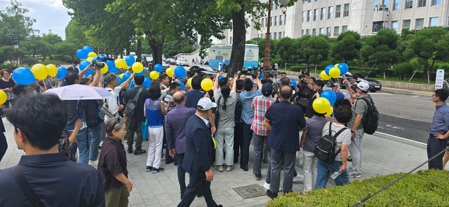 정 전 대표 지자자들이 국회 소통관 바깥에서 이지은 전 대변인과 사진촬영를 하며 연호를 외치고 있다.&nbsp;ⓒ투데이신문