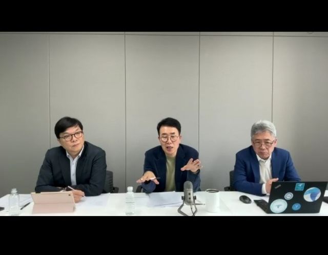 지난해 3월 HLB 진양곤(가운데) 회장이 리보세라닙의 FDA 보완요구서한과 관련해 온라인 간담회를 진행하고 있다. [사진=HLB 온라인 기자간담회 영상 캡처]