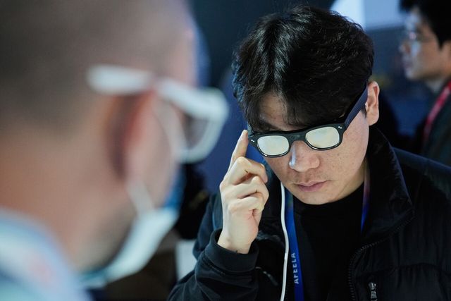 지난 1월 미 네바다주 라스베이거스에서 열리고 있는 세계 최대 가전·정보기술(IT) 박람회 CES2026의 전시관에서 관람객들이 스마트 안경 레이네오 X3 프로 AI·AR을 체험하고 있다. 기사 내용과 직접 관계 없는 자료 사진. [사진제공=뉴시스]
