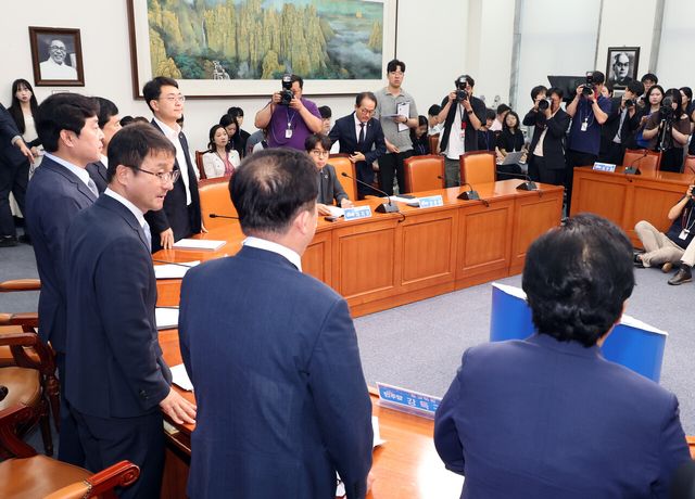 한병도 더불어민주당 대표 직무대행 겸 원내대표가 10일 여의도 국회에서 열린 최고위원회의에 참석하고 있다. [사진제공=뉴시스]