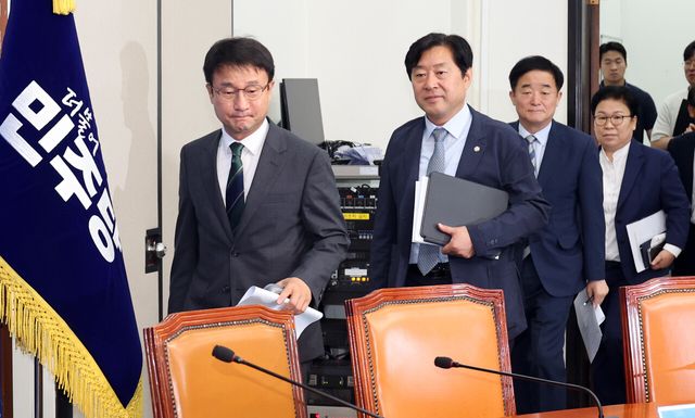 한병도(왼쪽) 더불어민주당 대표 직무대행 겸 원내대표가 8일 여의도 국회에서 열린 최고위원회의에 입장하고 있다. [사진제공=뉴시스]
