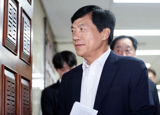 이성윤 더불어민주당 의원이 14일 여의도 국회에서 열린 민주당 의원총회에 참석하고 있다. [사진제공=뉴시스]
