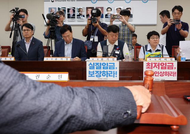 최저임금위원회 제14차 전원회의가 진행된 지난 14일 세종시 정부세종청사에서 노사 위원들이 참석해 있다. 왼쪽부터 양옥석, 류기정 사용자 위원, 류기섭, 이미선 근로자 위원 [사진제공=뉴시스]