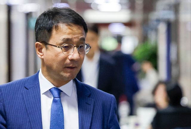 한병도 더불어민주당 대표 직무대행 겸 원내대표가 14일 서울 여의도 국회에서 8·17 전당대회 당대표 선출 방식과 관련해 선호투표제 도입 의결 절차를 위해 당무위원회에 참석하고 있다. [사진제공=뉴시스]