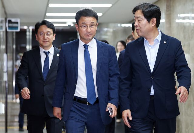 한병도(가운데) 더불어민주당 대표 직무대행 겸 원내대표가 14일 여의도 국회에서 열린 민주당 의원총회에 참석하며 황명선(오른쪽) 최고위원과 대화를 나누고 있다. [사진제공=뉴시스]