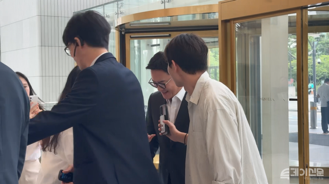 롯데웰푸드 서정호 대표이사 부사장이 VCM 회의에 참석하며 취재진의 질의를 받고 있다. ⓒ투데이신문