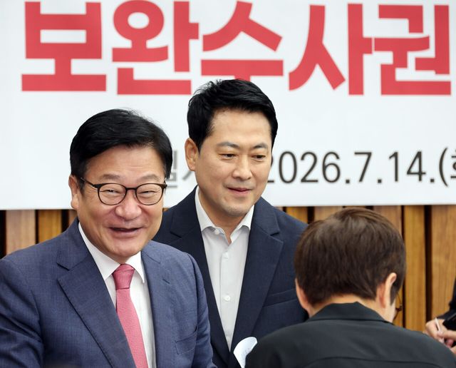 장동혁 국민의힘 대표와 정점식(왼쪽) 원내대표가 14일 여의도 국회에서 열린 ‘장윤기 사건이 드러낸 수사 공백과 보완수사권의 필요성’ 토론회에 입장하고 있다. [사진제공=뉴시스]
